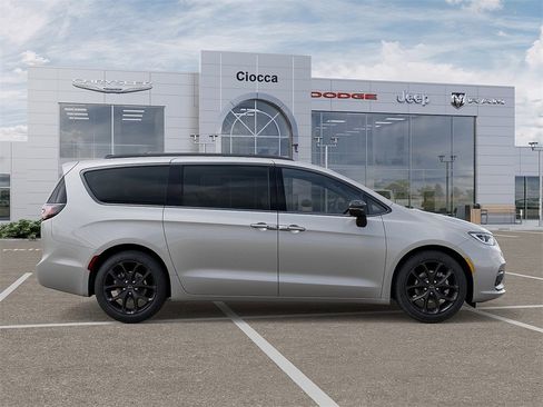 New 2026 Chrysler Pacifica Select image 21