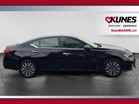 Used 2025 Nissan Altima 2.5 SV FWD image 12