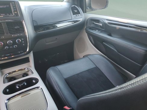 Used 2020 Dodge Grand Caravan SXT image 11