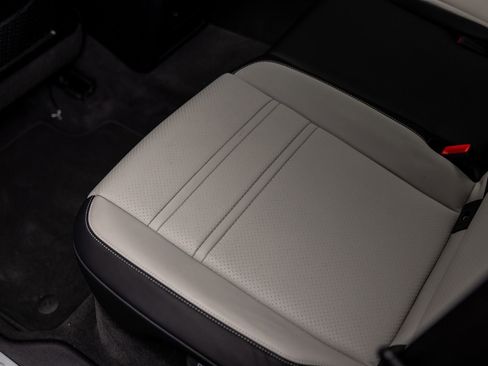 Certified 2025 Porsche Cayenne AWD/4WD image 31