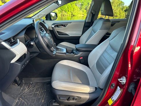 Used 2020 Toyota RAV4 XLE Premium image 14