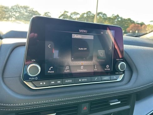 Certified 2025 Nissan Rogue SV image 34