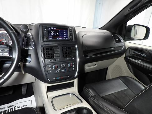 Used 2019 Dodge Grand Caravan SXT FWD image 16