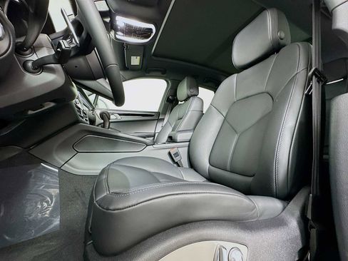 New 2026 Porsche Macan AWD/4WD image 5