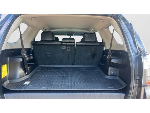 Used 2018 Toyota 4Runner SR5 AWD/4WD image 9
