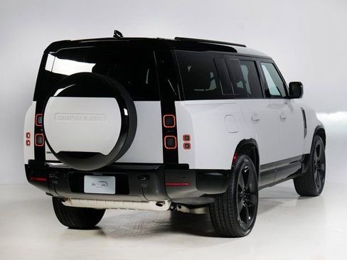 New 2026 Land Rover Defender 130 X-Dynamic SE image 2