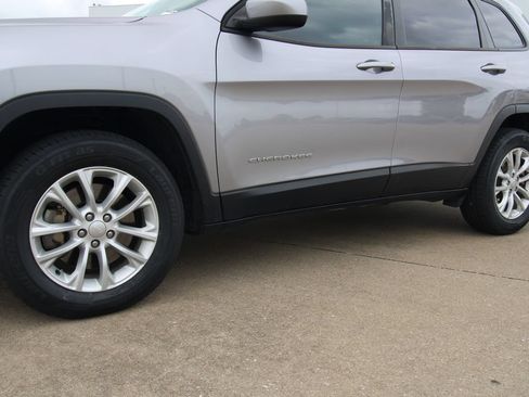 Used 2020 Jeep Cherokee Latitude w/ Cold Weather Group AWD/4WD image 10