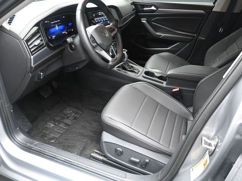 Used 2023 Volkswagen Jetta SE image 17