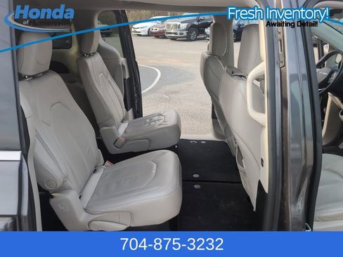 Used 2017 Chrysler Pacifica Touring-L w/ Tire & Wheel Group image 14