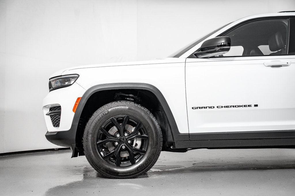 Used 2025 Jeep Grand Cherokee Altitude w/ Trailer Tow Package RWD image 16