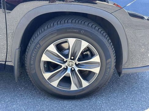 Used 2021 Toyota Highlander XLE AWD/4WD image 6