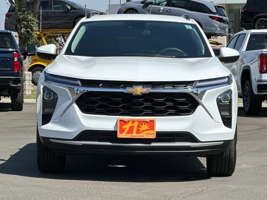 Used 2025 Chevrolet Trax LT FWD image 8
