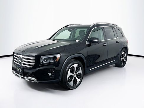 Used 2025 Mercedes-Benz GLB 250 4MATIC image 3