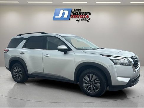 Used 2025 Nissan Pathfinder SV FWD image 3