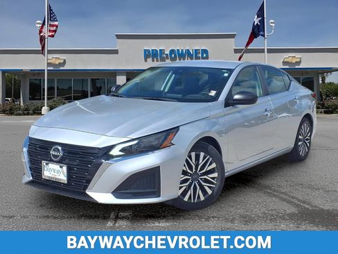 Used 2024 Nissan Altima 2.5 SV FWD image 1