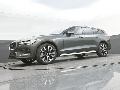 New 2026 Volvo V60 B5 Cross Country Ultra w/ Protection Package Premier AWD/4WD image 30