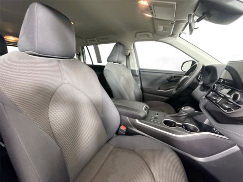Used 2024 Toyota Highlander LE image 41