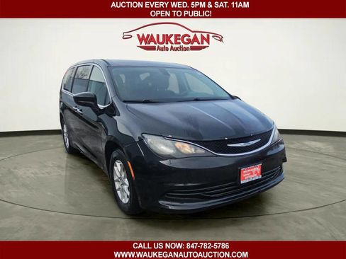 Used 2017 Chrysler Pacifica Touring image 3