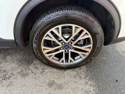 Used 2020 Ford Escape SEL image 9