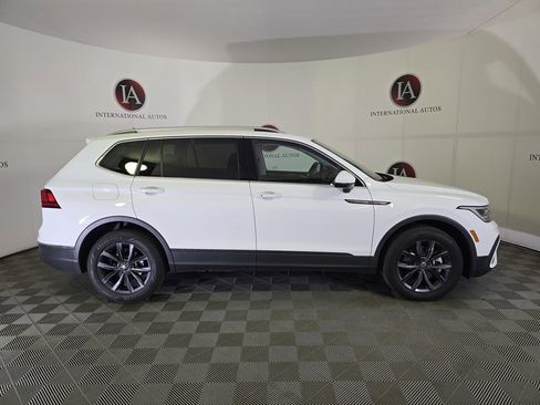 Used 2022 Volkswagen Tiguan SE image 3