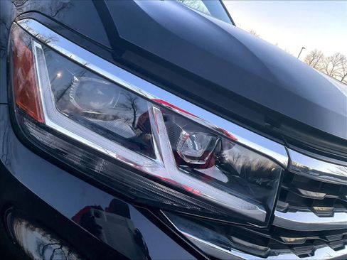 Certified 2022 Volkswagen Atlas Cross Sport SE image 32