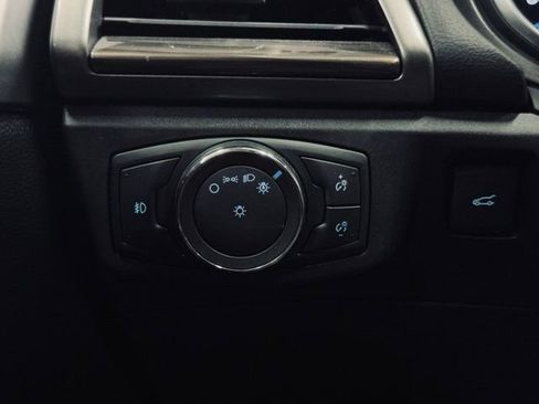 Used 2017 Ford Fusion SE w/ Fusion SE Technology Package image 28