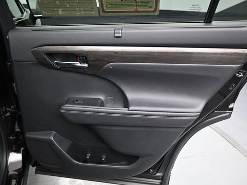 Used 2020 Toyota Highlander Platinum image 37