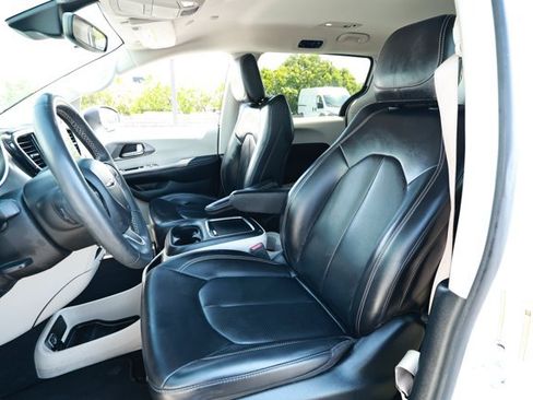Used 2023 Chrysler Pacifica Touring-L FWD image 25
