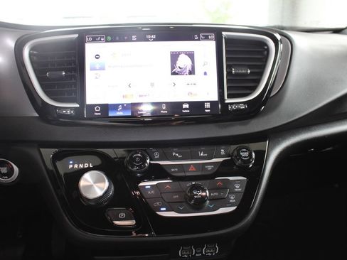 Used 2025 Chrysler Pacifica Select FWD image 46