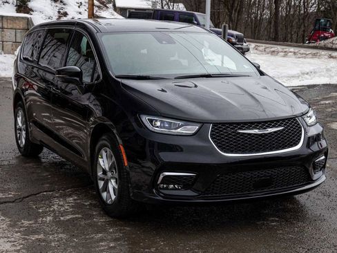 New 2026 Chrysler Pacifica Select image 3