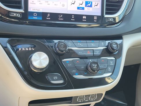 Used 2024 Chrysler Pacifica Touring-L FWD image 27