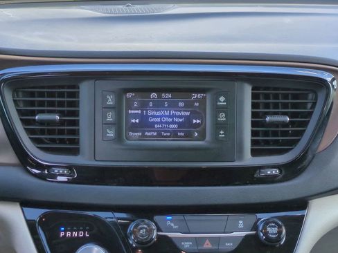 Used 2017 Chrysler Pacifica Touring-L FWD image 18