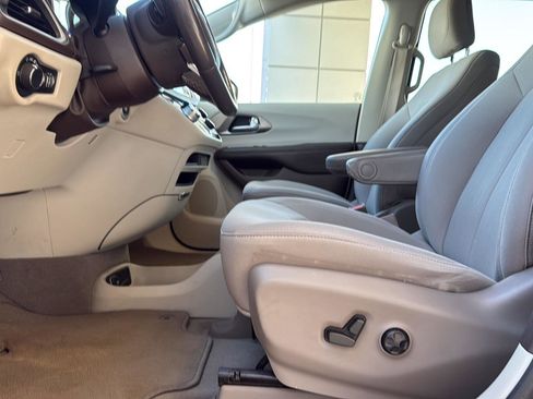Used 2021 Chrysler Voyager LX w/ Cold Weather Group FWD image 18