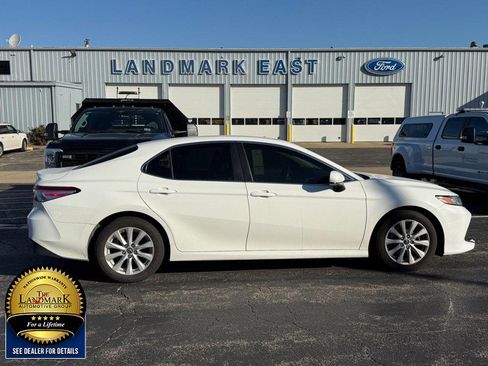 Used 2018 Toyota Camry LE image 4