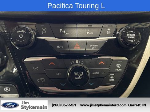 Used 2024 Chrysler Pacifica Touring-L FWD image 31