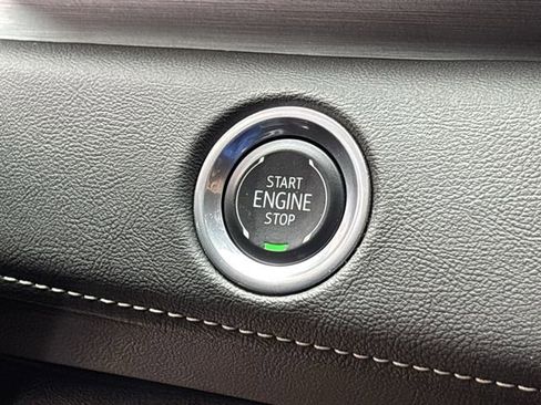 Used 2024 Cadillac Escalade Premium Luxury w/ Performance Package AWD/4WD image 17