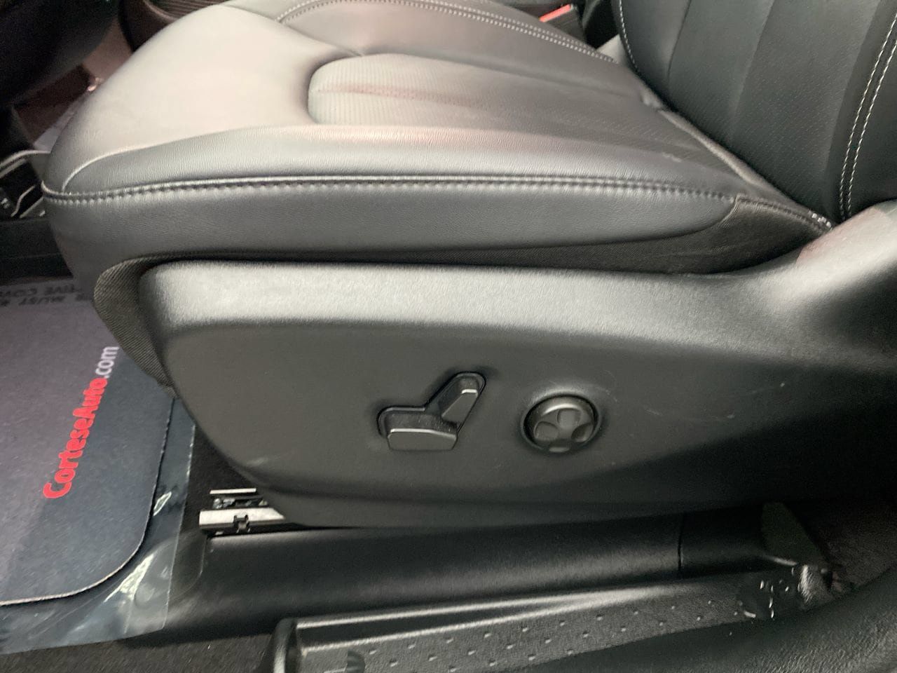 Used 2025 Chrysler Pacifica Select FWD image 13