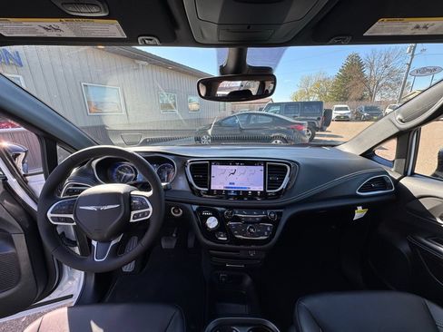 Used 2026 Chrysler Pacifica Select FWD image 22