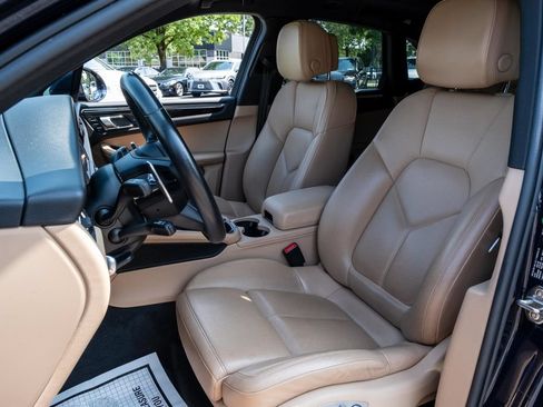 Used 2022 Porsche Macan w/ Premium Package Plus AWD/4WD image 16