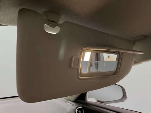 Used 2025 Volvo XC40 B5 Plus image 53