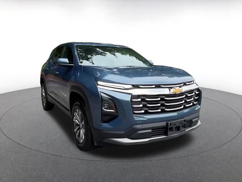 Used 2025 Chevrolet Equinox LT FWD image 3
