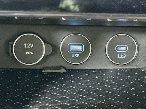 Used 2025 Genesis G70 2.5T RWD image 32