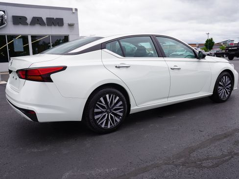 Used 2025 Nissan Altima 2.5 SV FWD image 3