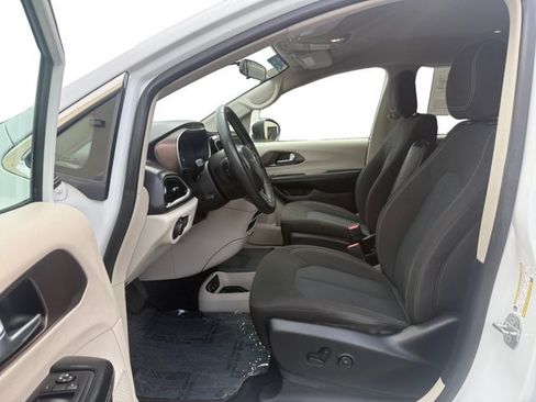 Used 2022 Chrysler Voyager LX FWD image 10