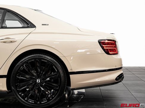 Used 2024 Bentley Flying Spur W12 image 18
