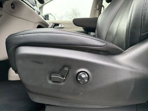 Used 2024 Chrysler Pacifica Touring-L image 24