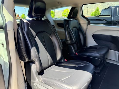 Used 2024 Chrysler Pacifica Limited FWD image 19