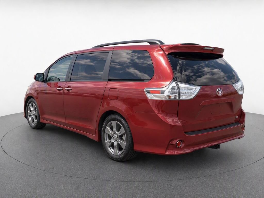 Used 2018 Toyota Sienna SE Premium FWD image 4