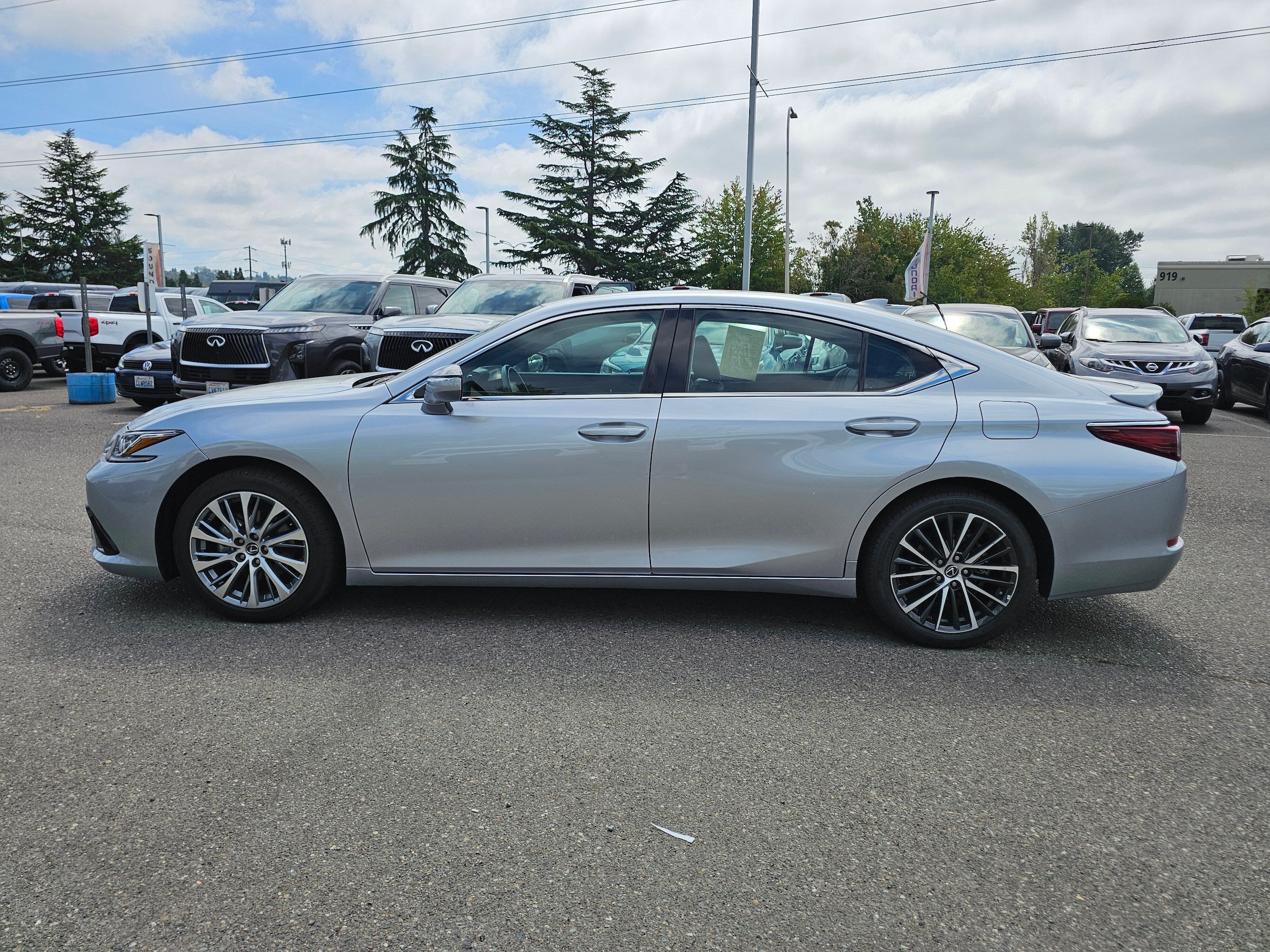 Used 2025 Lexus ES 300h w/ Premium Package FWD image 8