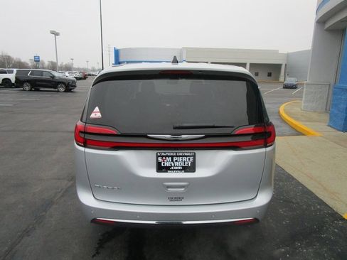 Used 2024 Chrysler Pacifica Touring-L image 4